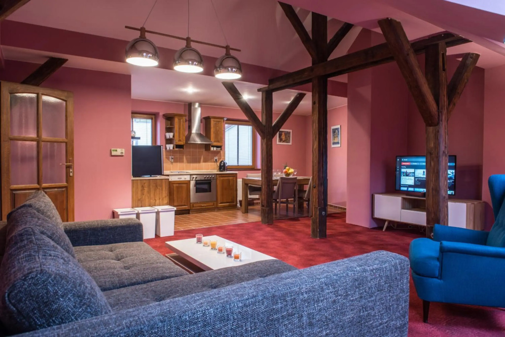Spacious and Quiet Attic Flat in Centre