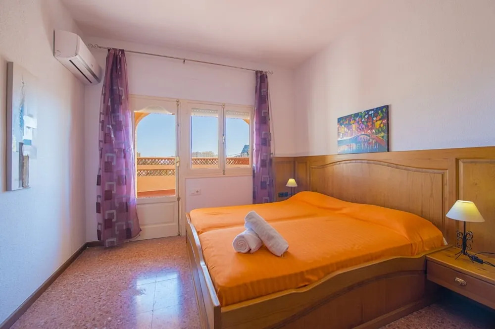 Villa - 6 Bedrooms with Pool and WiFi - 105023