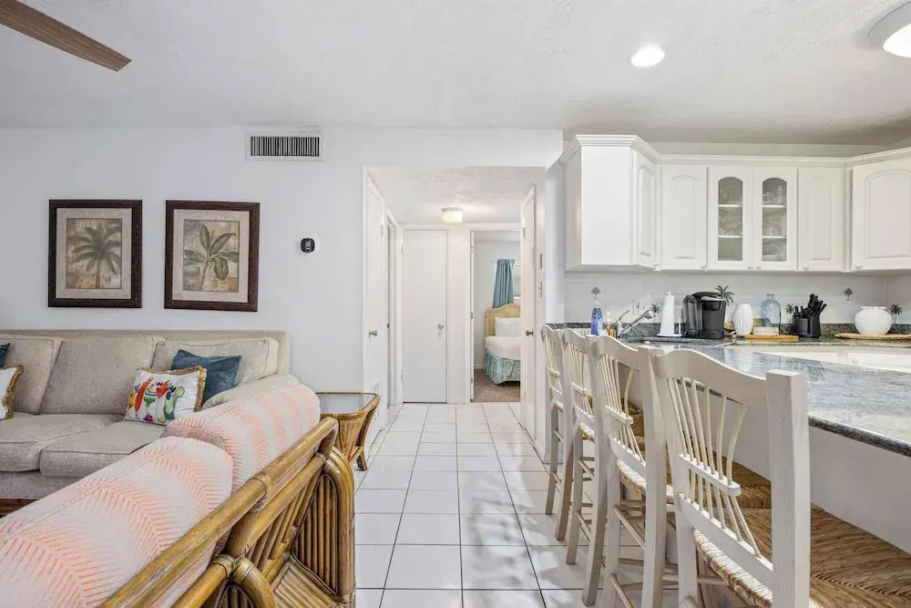 The Diplomat- 2 Bed Condo-3 Minute Walk to Beach!
