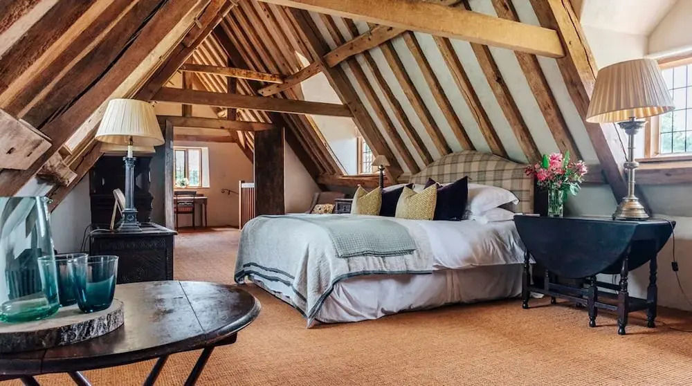Lavish Tudor Estate Gardens - Sleeps 25