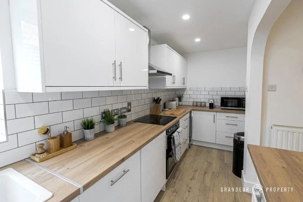 Stylish 4 bed house in Poole with Garden & Parking