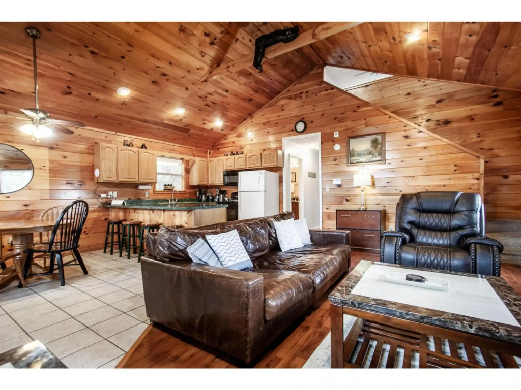 Papa Bear - Private with Hot Tub, Pool Table, and View