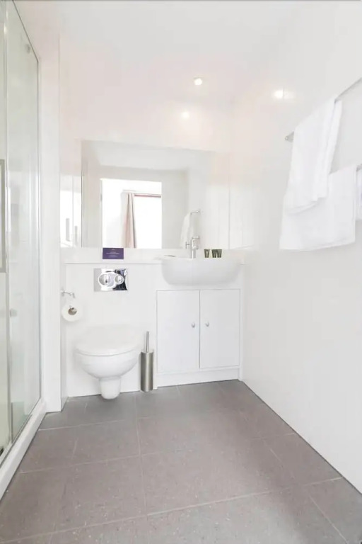 Spacious And Elegant City Centre Studio!