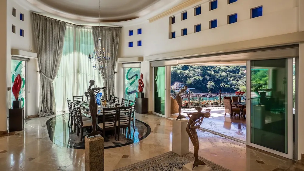 Fully Staffed, Beach frontage Luxury Villa
