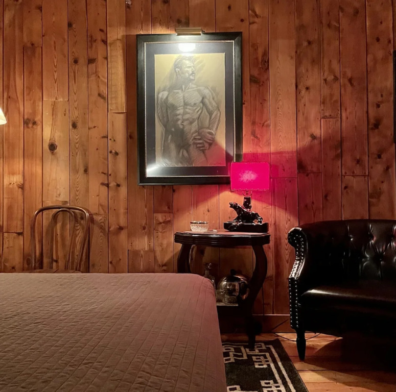 Crews Quarters Boarding House - Caters to Men