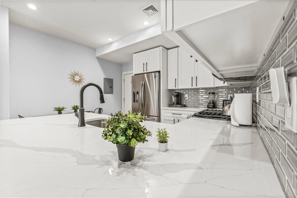 Luxury 2BD/2BA Near Logan Airport and T station