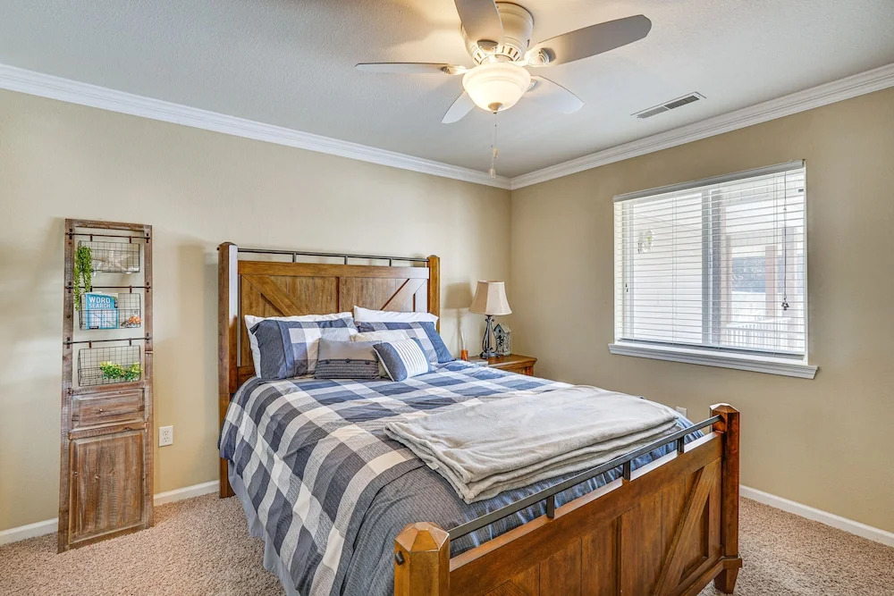 Lakefront Camdenton Condo: Grill & Community Pool