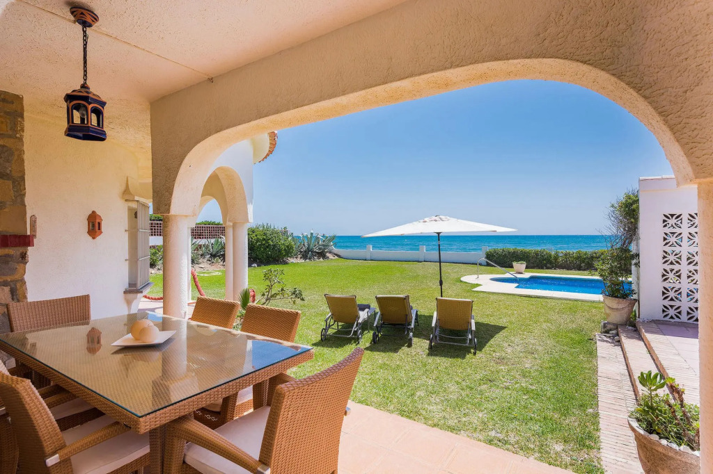 1100 - Beach Front Villa