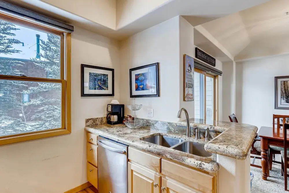 Premiere 2br Townhome - Shuttle To Slopes. Kids Ski Free! 2 Bedroom Condo by RedAwning
