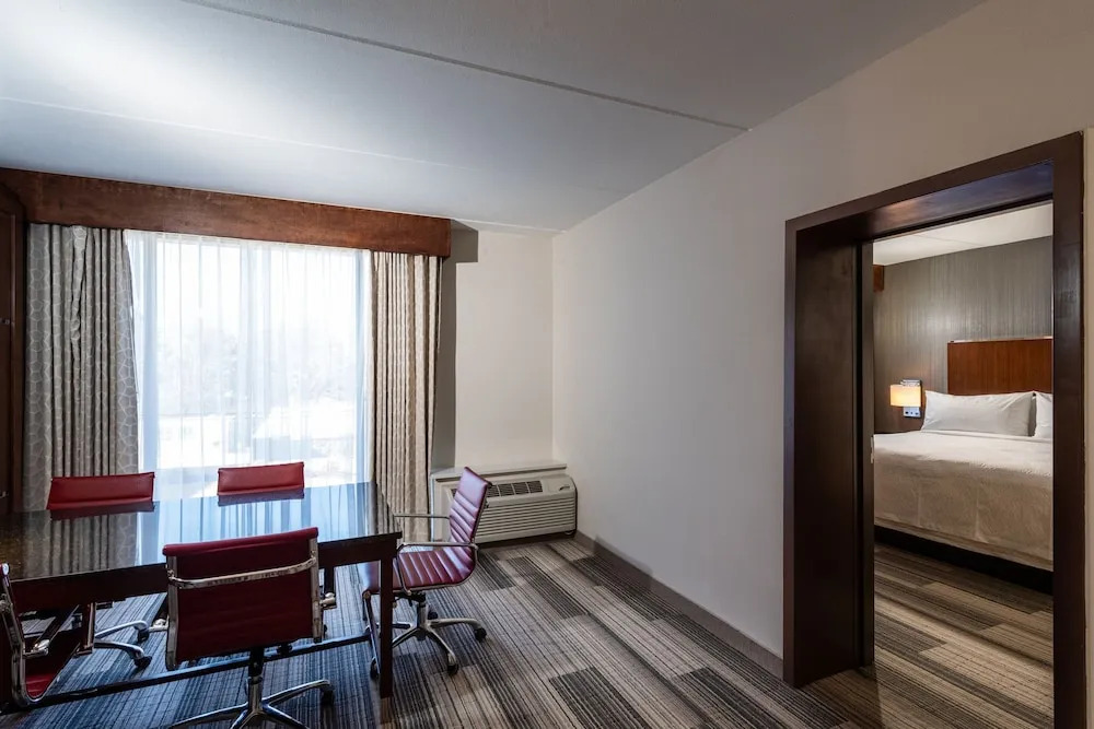 Comfort Inn & Suites Airport Camp Creek