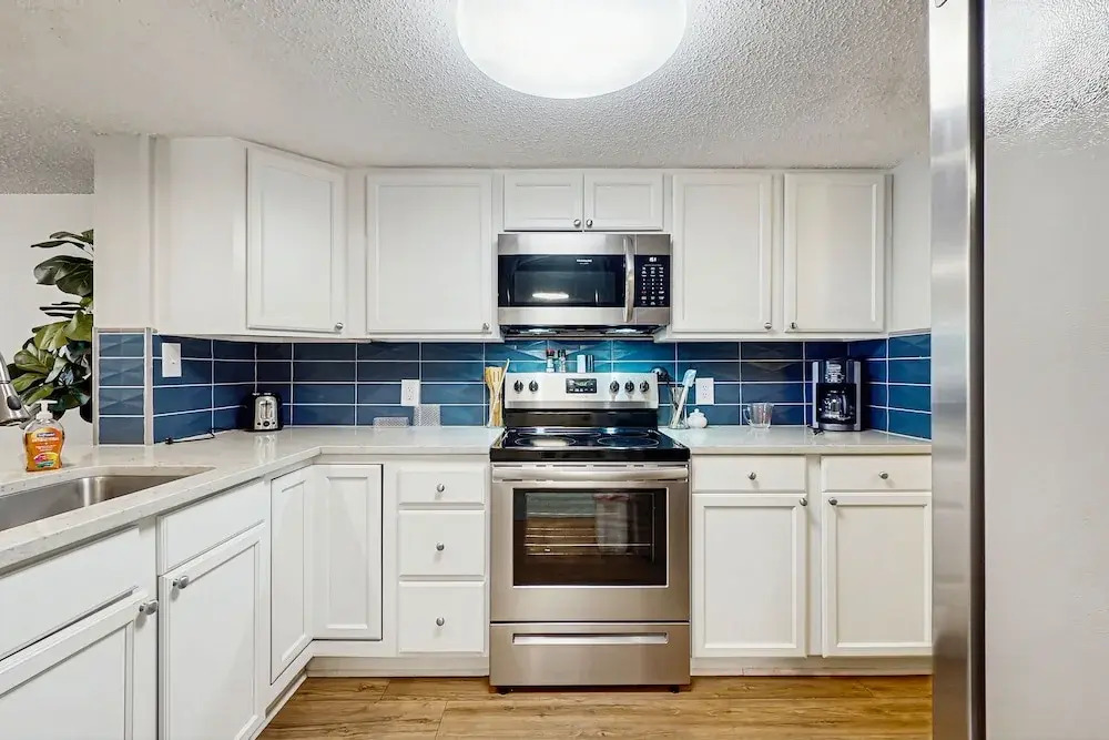 Sun-kissed Condo in Prime Location W/shared Pool, Private W/d, Free Wifi, AC