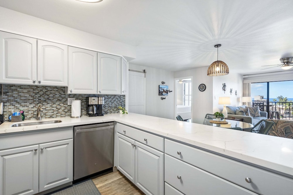 Kihei Akahi D-515: Newly Renovated Ocean View, No Carpet, 3 Zone Split AC, Wi-fi