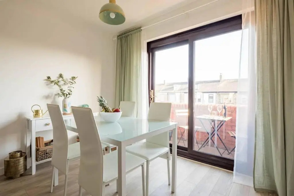 Stylish apartment with balcony, minutes from beach