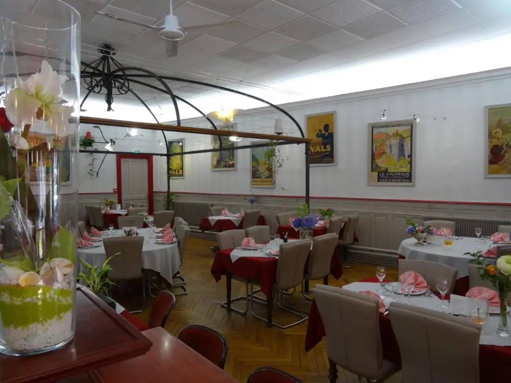 Logis Hôtel Restaurant Grand Hôtel de Lyon
