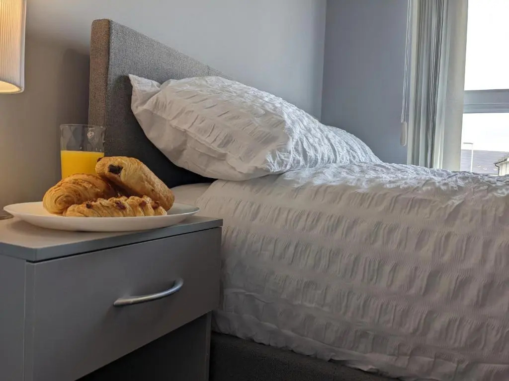 Entire 3 bed home Sleeps 6, WiFi, 2 Parking Spaces
