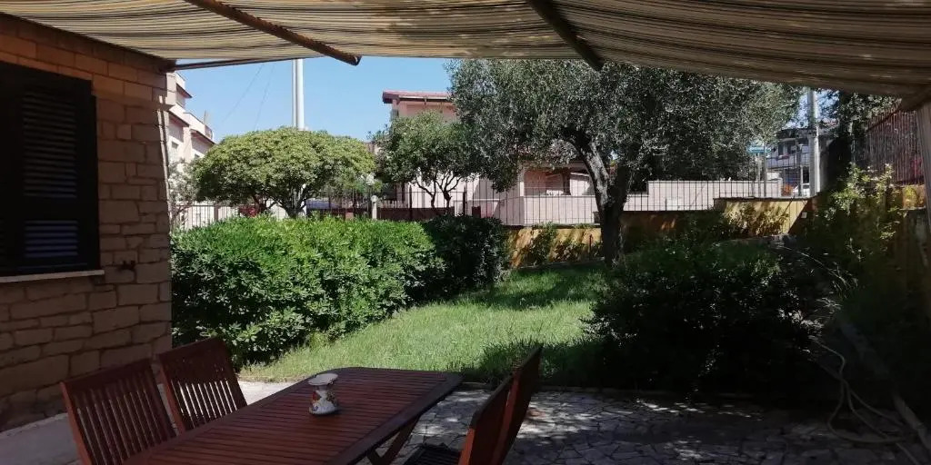 VILLA GIULIANA stanze con bagno interno in Villa a 350 mt spiaggia libera Lido delle Sirene