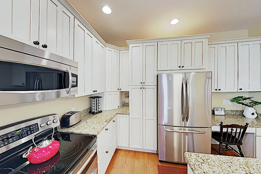 New Listing! the Sea Turtle Inn Uptown Gem 2 Bedroom Home