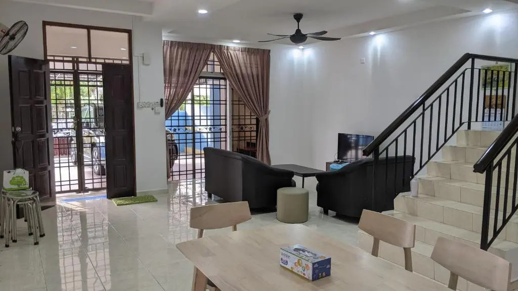 Johor Bahru 6 Bedrooms Corner House: Big & Comfort