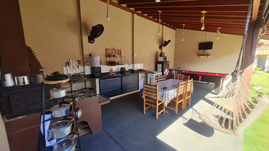 Casa c/ quartos separados + churrasqueira ampla.