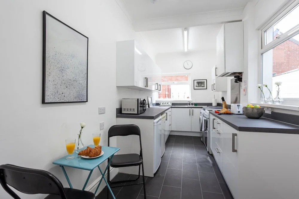 Cosy Home Near Station, Parking, Netflix, Sleeps 5