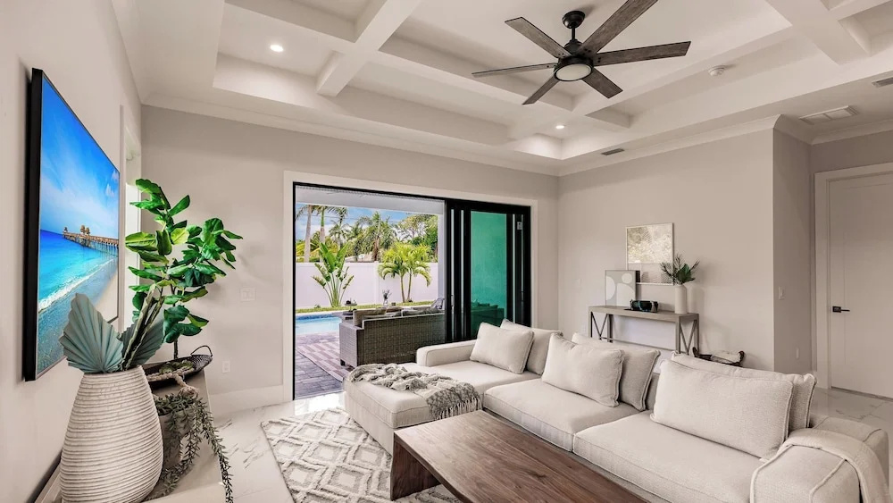 Coastal Sol by Avantstay Naples Park Retreat Pool + Outdoor Kitchen + Near Vanderbilt Beach
