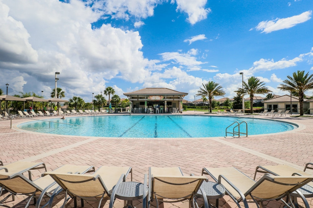 Modern Townhome With Private Pool, hot Tub, Central AC, and Private Washer/dryer