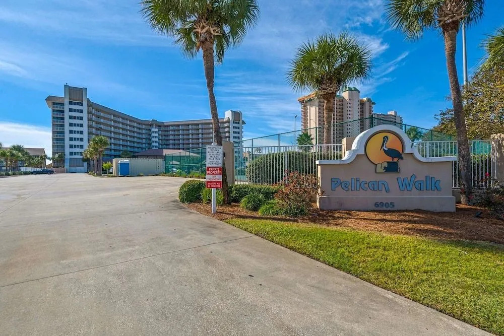 Pelican Walk 904