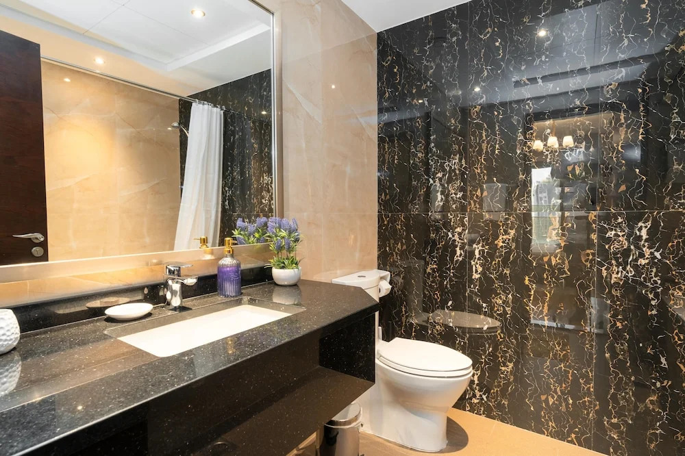 Whitesage - Elite Apartment With Balcony Near Metro Station
