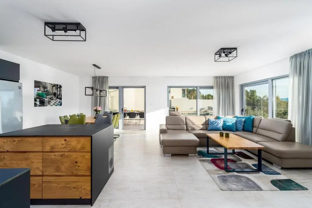 Seaview Villa Big Blue with 32sqm heated pool, 4 bedrooms, and 3 bathrooms