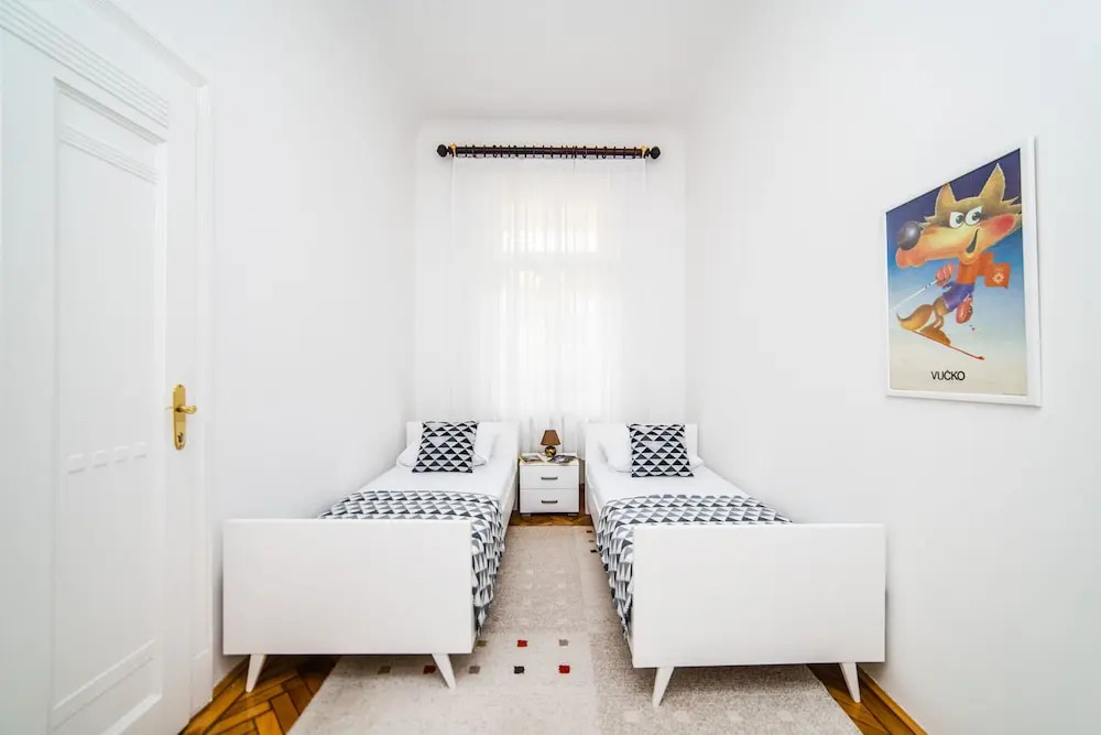 Spacious 3Bdr Apt With A Balcony In The Center