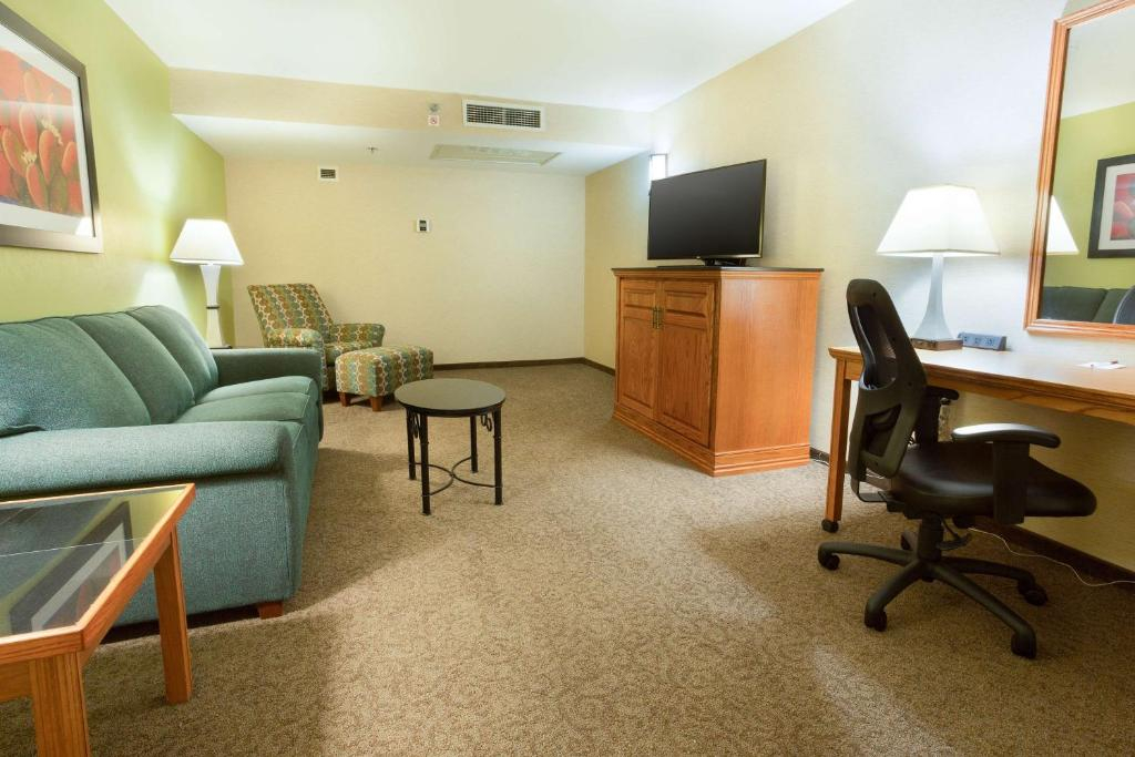 McAllen Plaza Hotel & Suites