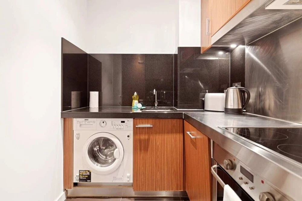 Lovely 1bed W/balcony on the River Thames