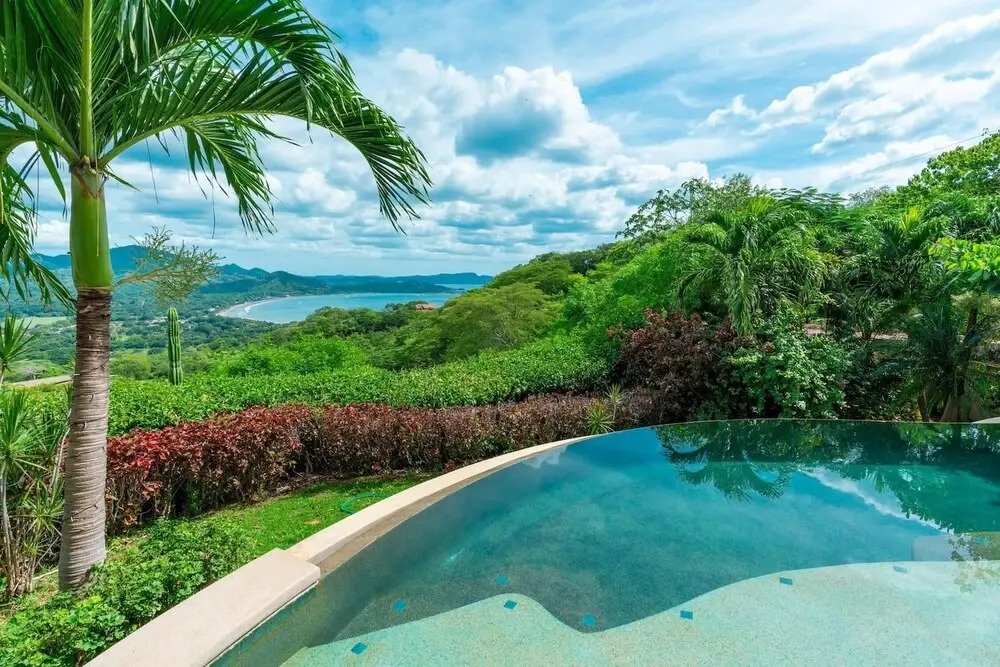 Luxurios Beachfront Villa on Flamingo Beach with Daily Maid and Security