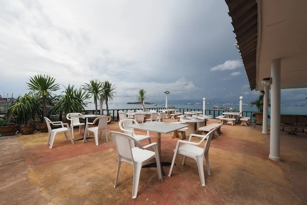 OYO 1100 Chidlom Resort