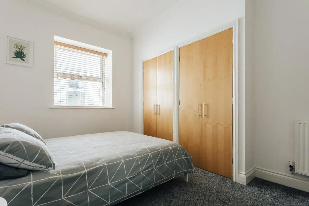 Spacious 2 bedroom flat near beach and town centre