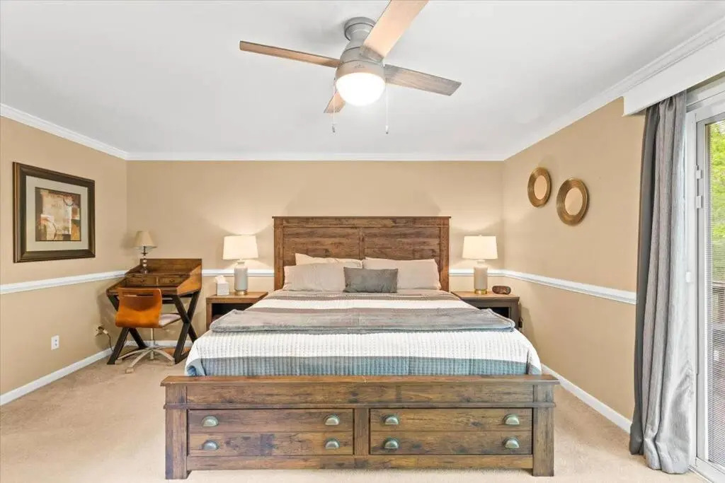 The Gingerbread House: 4 BR chalet, w/ Sunroom/Deck, sleeps 12, modern amenities