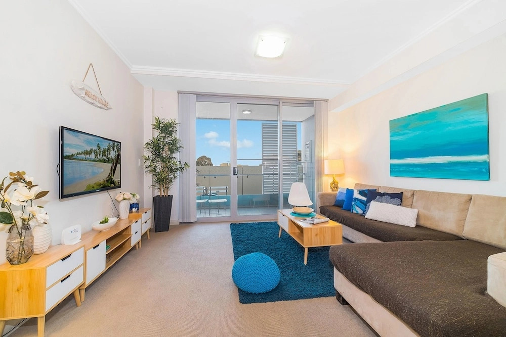 Near Airport & Train Station Stylish Two-Story Apartment