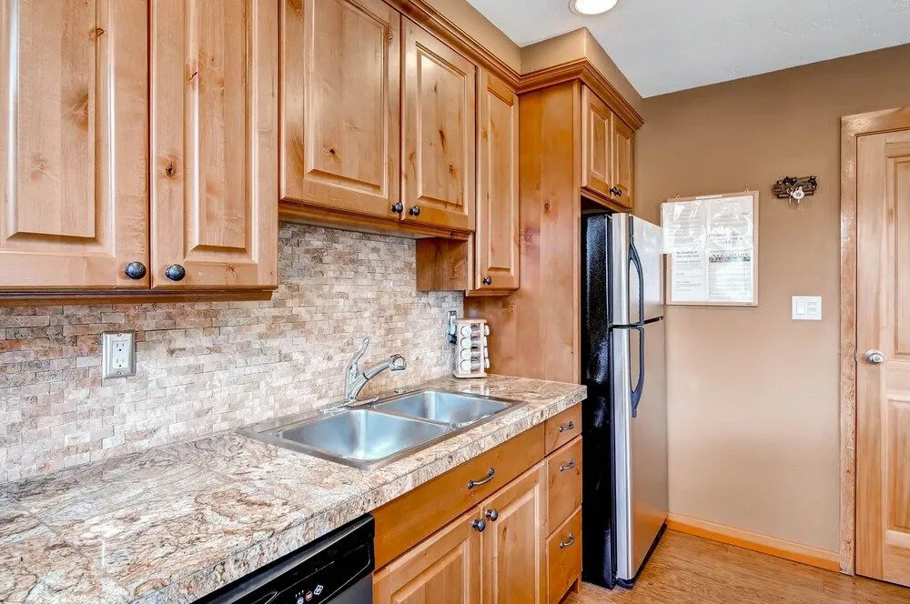 3bdr Condo-master Fireplace, Upgraded Kitchen, Kids Ski Free 3 Bedroom Condo by RedAwning