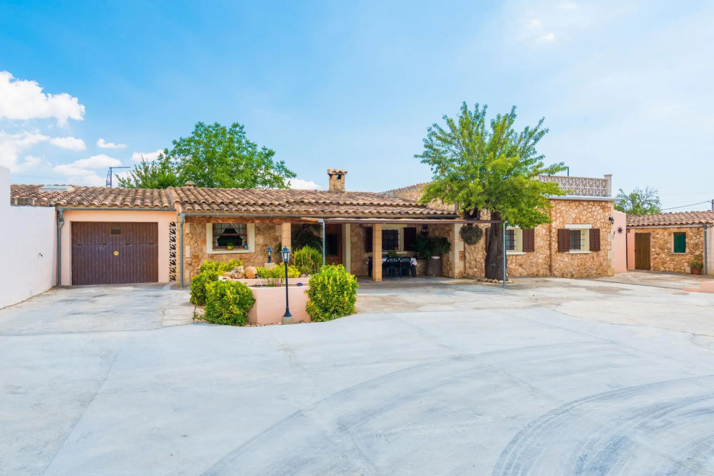 CAN TOMEU - Beautiful villa with private garden and pool in a quiet area. Free WiFi