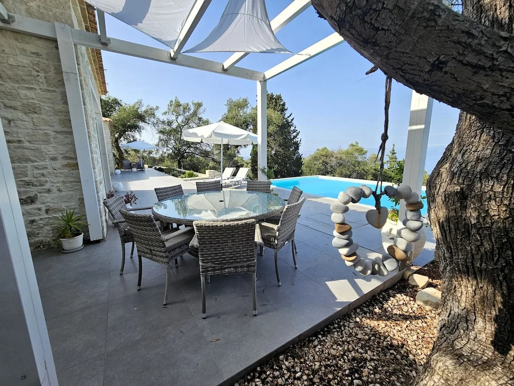 Villasleeps10-garden-freeparking-pool-ac