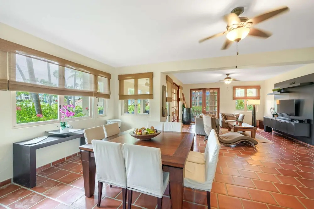 Family Villa Oleana Waterviews Oceanfront with water and generator