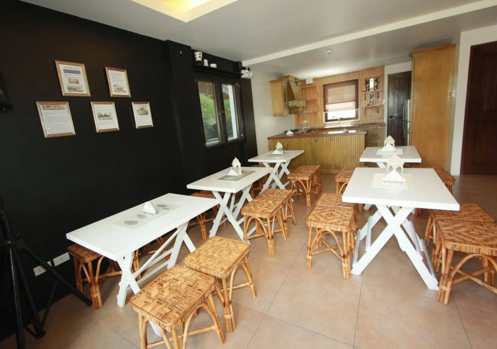 Exclusive Village Home Near Country Club, 18 pax