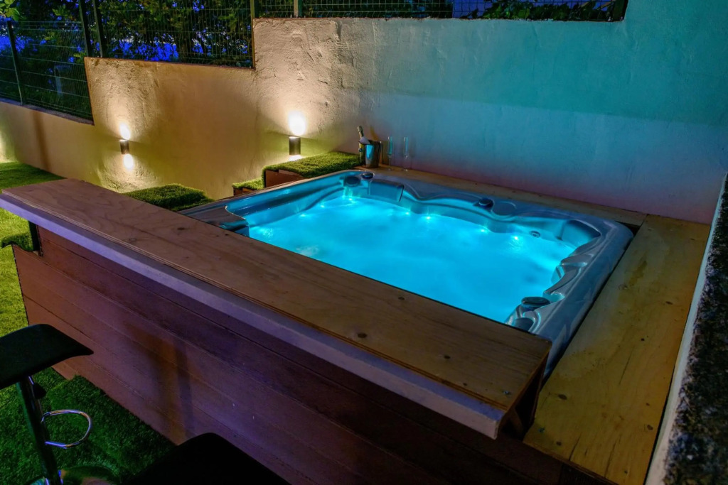 Beach Holiday home with private jacuzzi & parking
