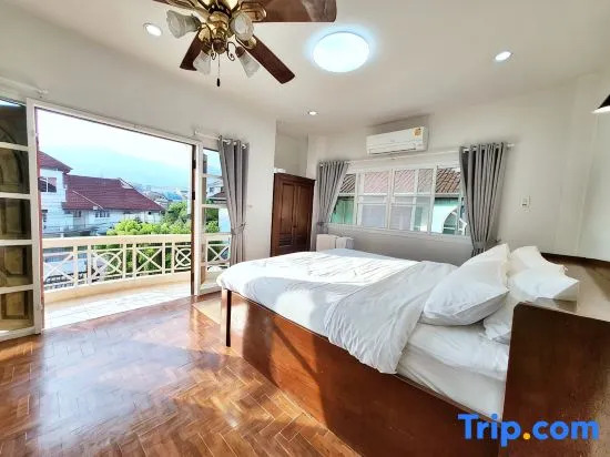Poon House Nimman: Spacious Stay Near Attractions