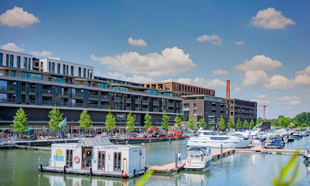SHS HOMES-LUXE HIGHRISE, 2 BEDROOMS, KITCHEN, FREE PARKING, STUNNING VIEW, LARGE TARRASSE, WORKSPACE, Washer&Drider