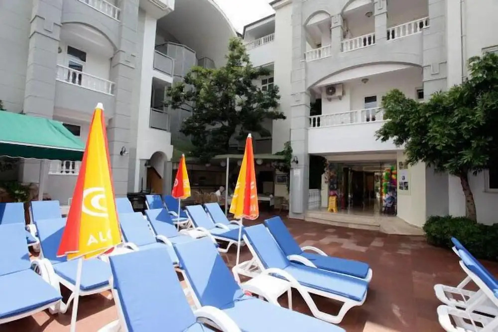 Blue Lagoon Apart Hotel