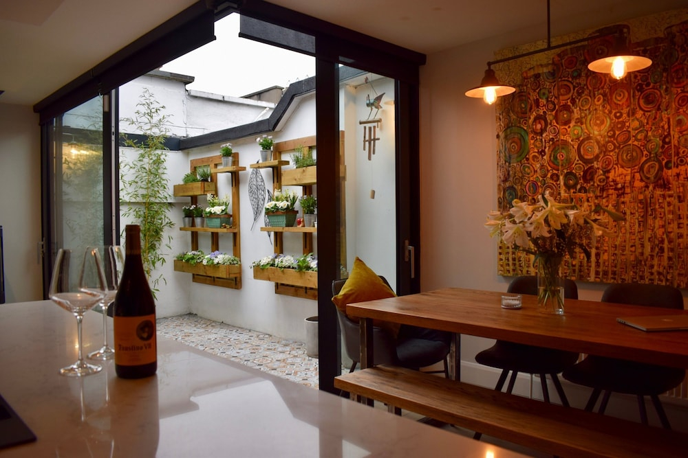 3 Bedroom Townhouse in Dublin 4 Sleeps 6