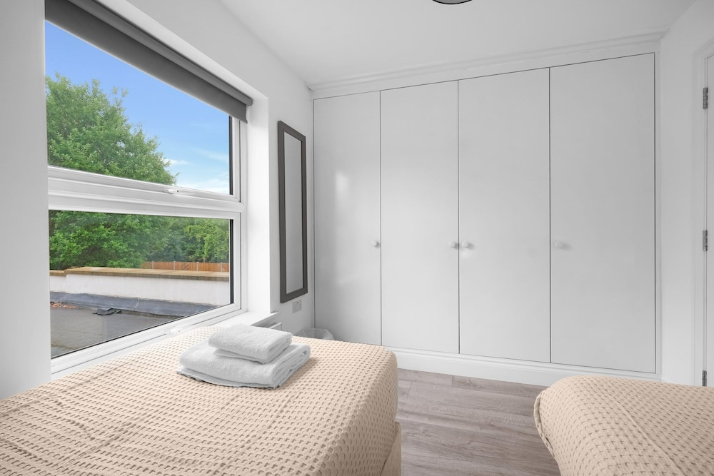 Stylish 4 Bedroom, 2.5-Bath Home in Borehamwood