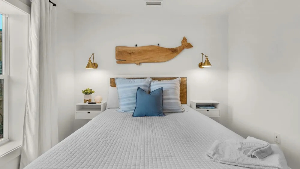 4 Minutes to the Beach! Cute & Coastal With Room for 9
