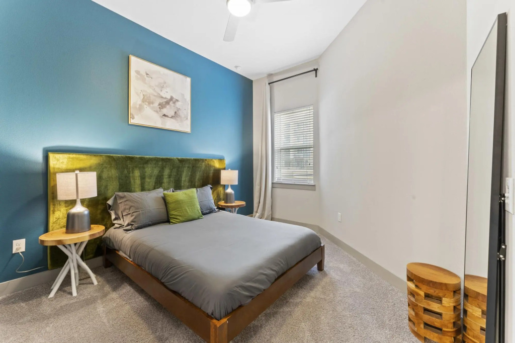 Modern & Chic 1BR Luxury Apts Close to Downtown & Airport
